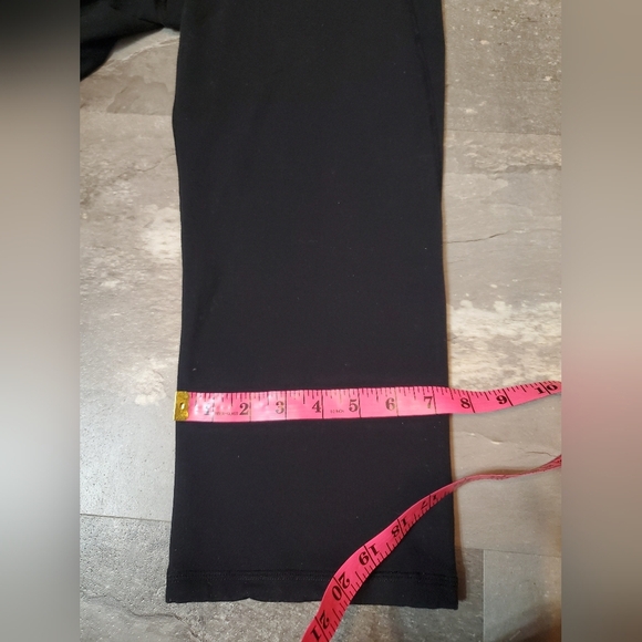 Lululemon cropped pants. Black. Ruched detail. Open at lower back. 18". Size 10. - Picture 12 of 12